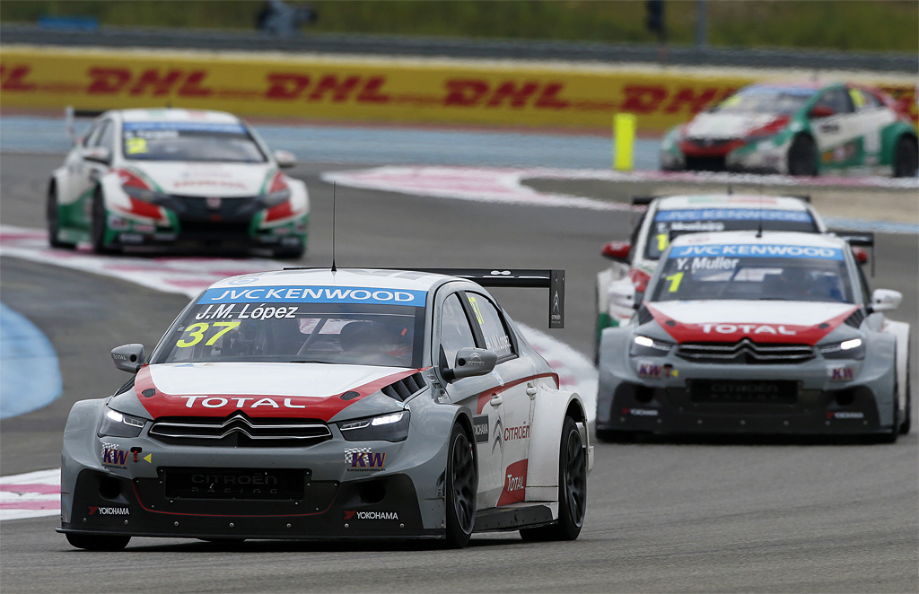 López kørte suverænt på Paul Ricard racerbanen og vandt dagens andet løb. På billedet er López i Citroën foran team-kammeraten og vinderen af dagens første løb, Yvan Muller, Tiago Monteiro og Gabriele Tarquini (begge i Honda).